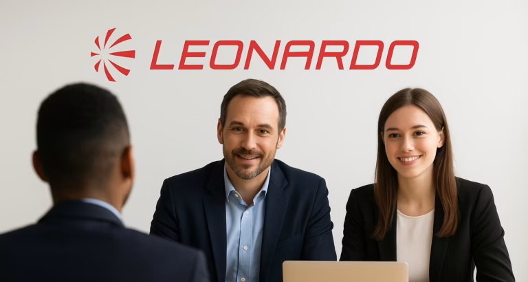 Due recruiter di Leonardo durante un colloquio di lavoro con un candidato in ufficio, con il logo Leonardo sullo sfondo.
