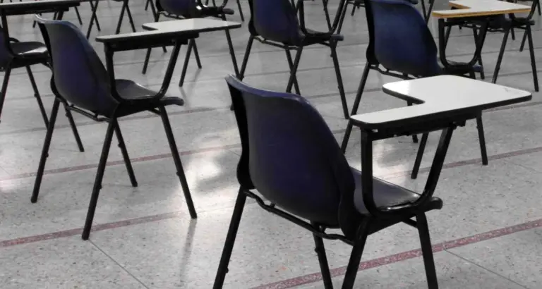candidati leggono un bando di concorso pubblico