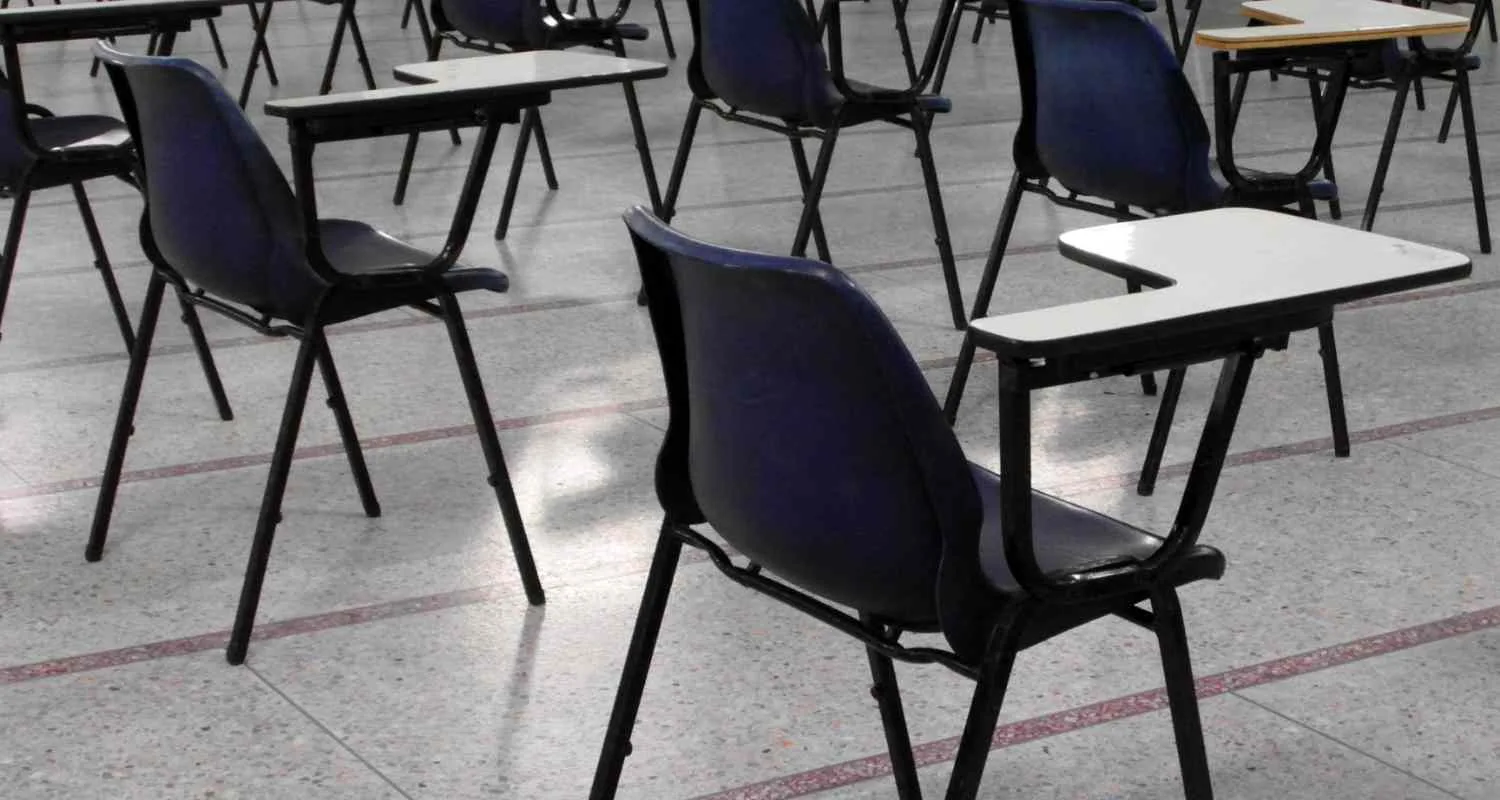 candidati leggono un bando di concorso pubblico