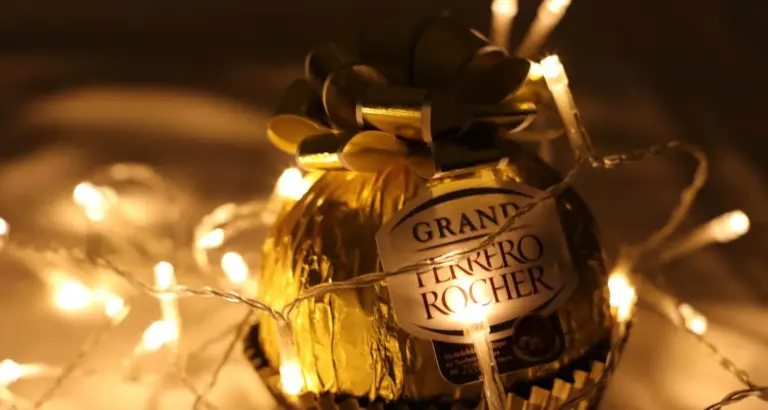 Manutentore meccatronico Ferrero nello stabilimento di Caivano