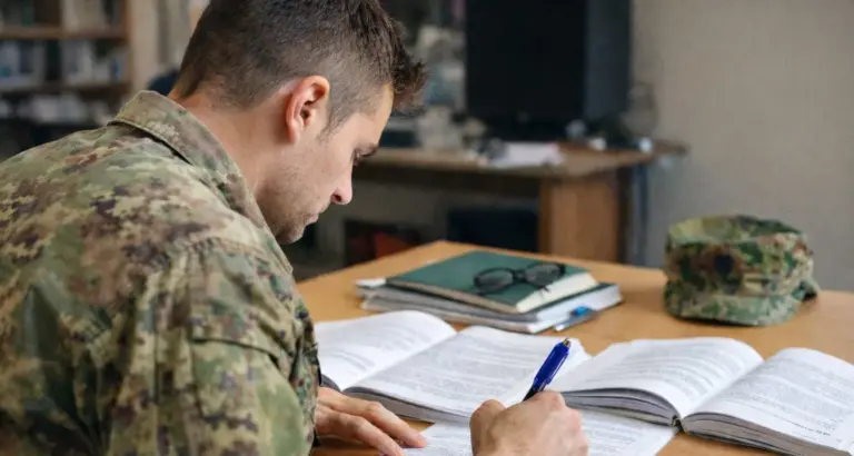 Militare italiano alla scrivania mentre studia per un concorso nelle Forze Armate
