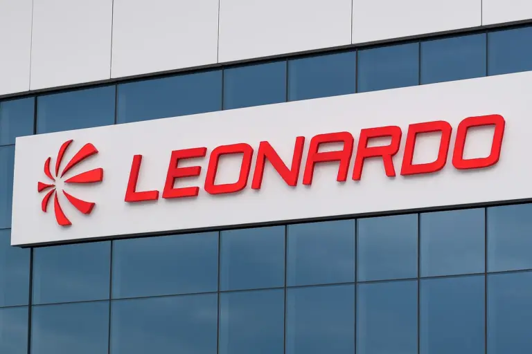 Logo Leonardo su edificio moderno