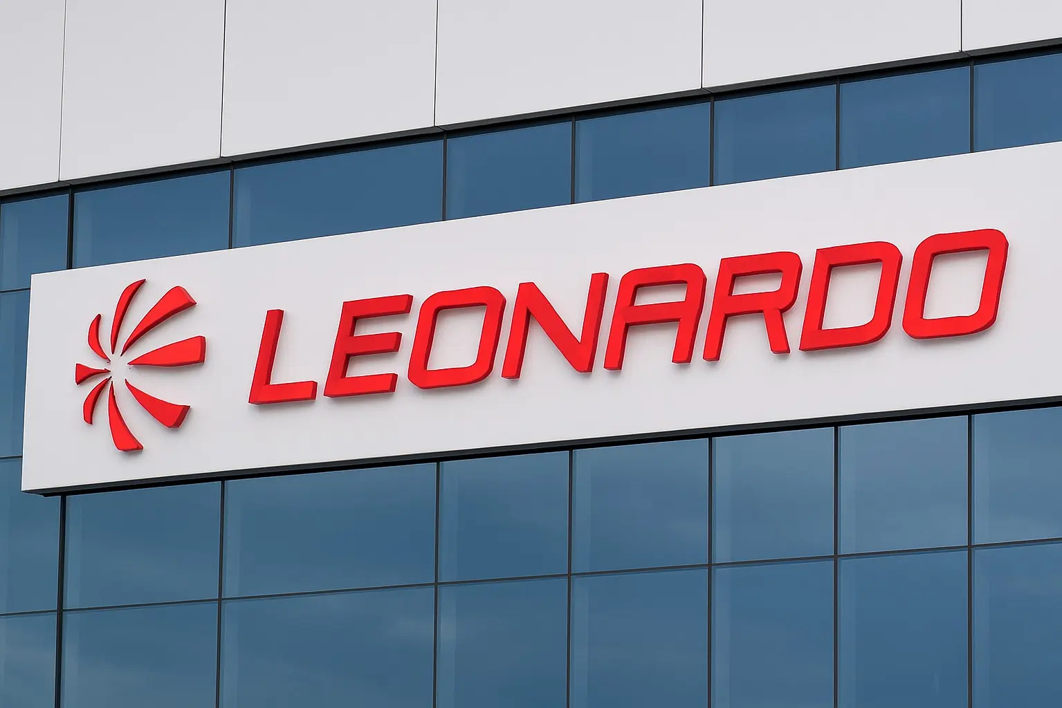 Logo Leonardo su edificio moderno